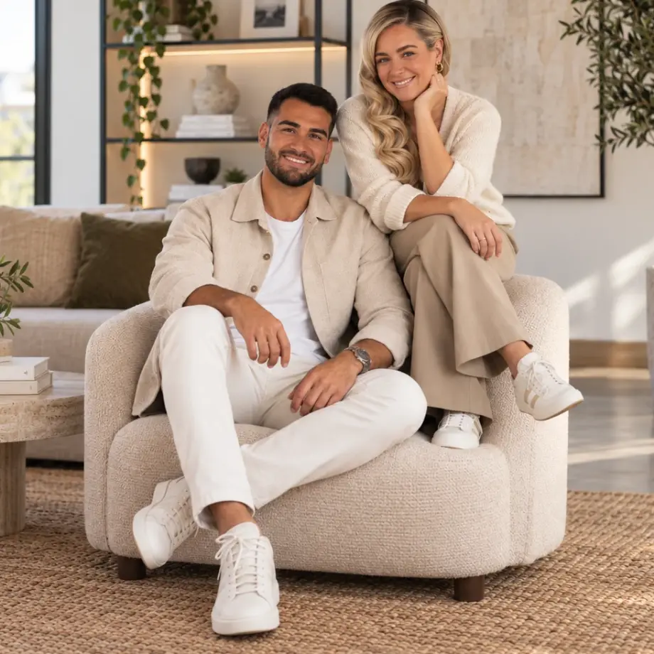 Stefan und Vanessa von VANDS MEDIA in einem Wohnzimmer, Stefan sitzt im Sessel, Vanessa auf der Armlehne